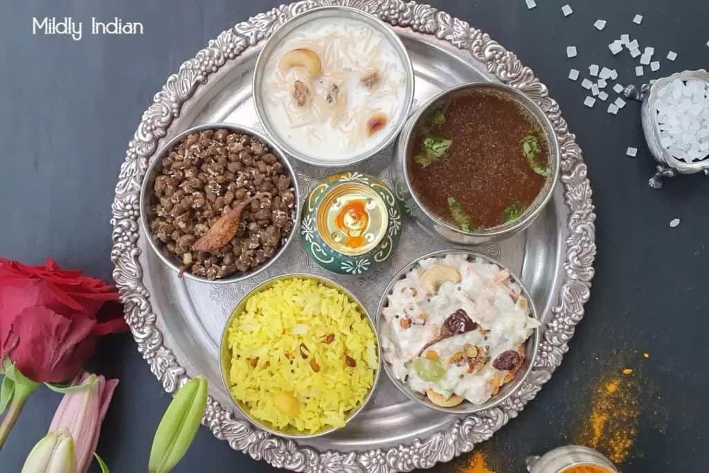 हिंदू दैनिक जीवन में मंदिर, प्रसाद, पूजा और अर्चना की भूमिका