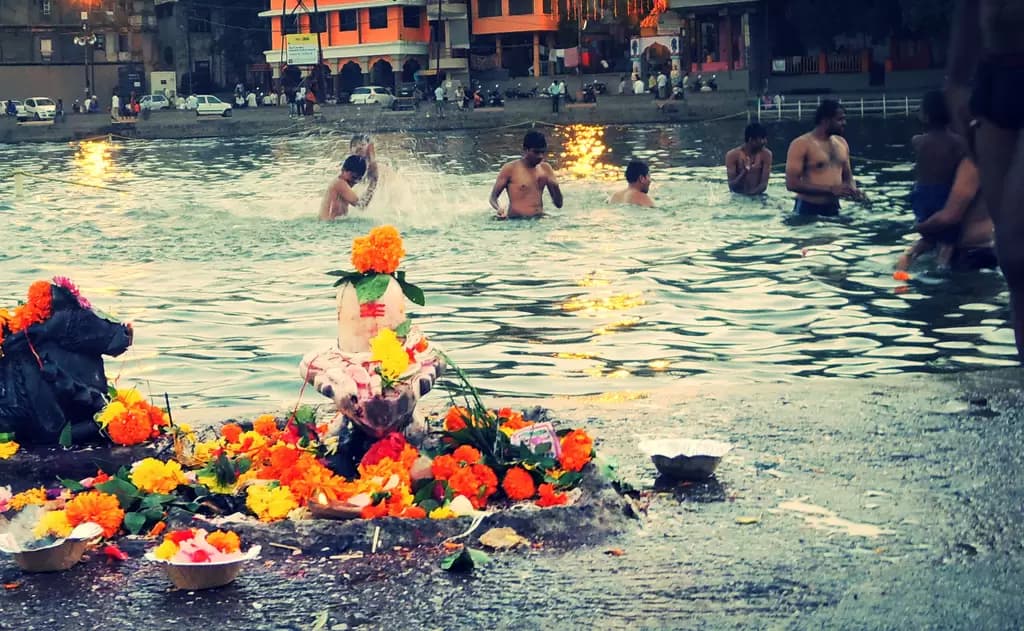 पवित्र डुबकी: कुंभ मेले में पवित्र नदियों में स्नान का महत्व
