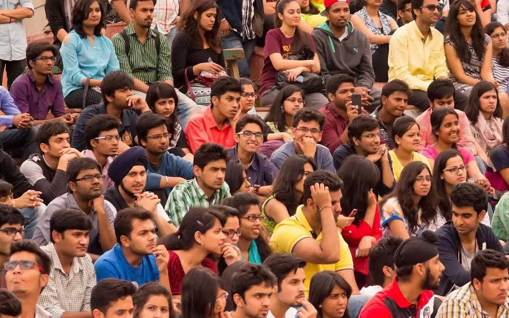 हिंदू युवाओं पर पश्चिमी प्रभाव: आधुनिक जीवनशैली और पारंपरिक मूल्यों में संतुलन