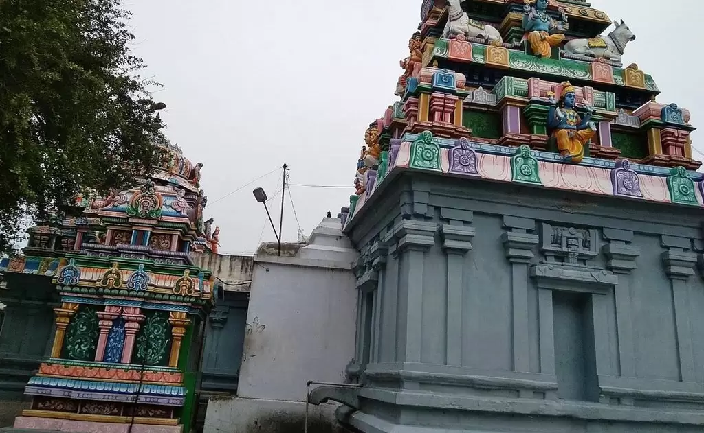 चंद्र (मून) मंदिर पर विशेष प्रकाश — Temples