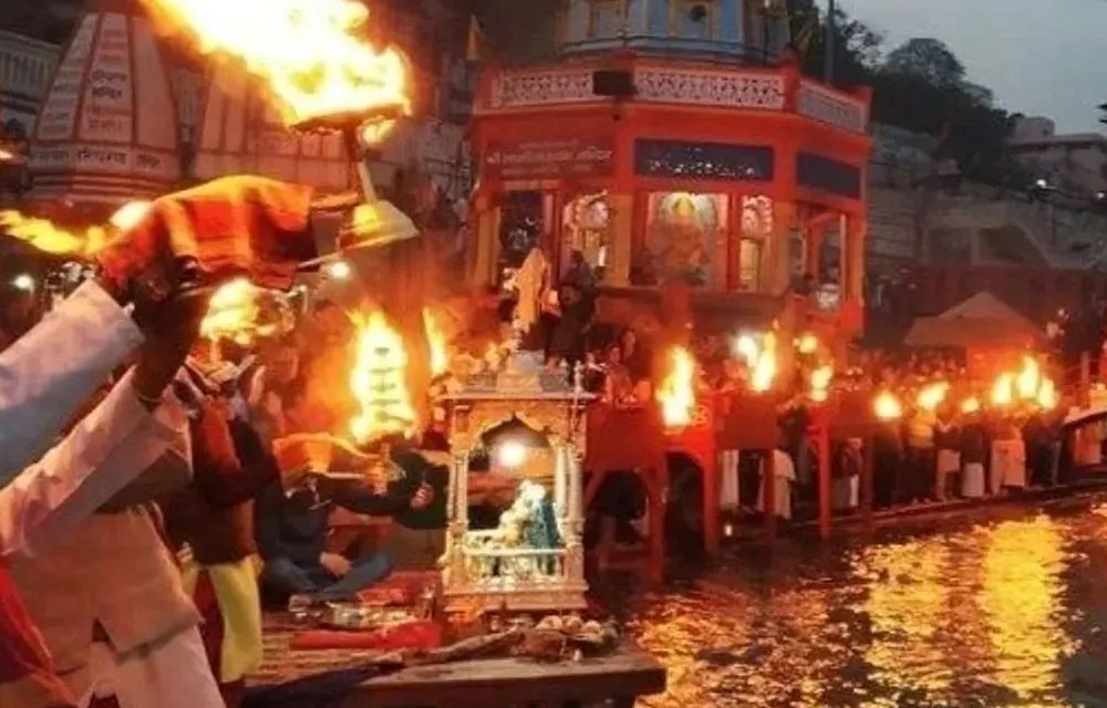 आदि शंकराचार्य कृत गंगा स्तोत्रम् (देवि सुरेश्वरि भगवति गंगे): अर्थ सहित संपूर्ण पाठ — पूजा, श्लोक और मंत्र