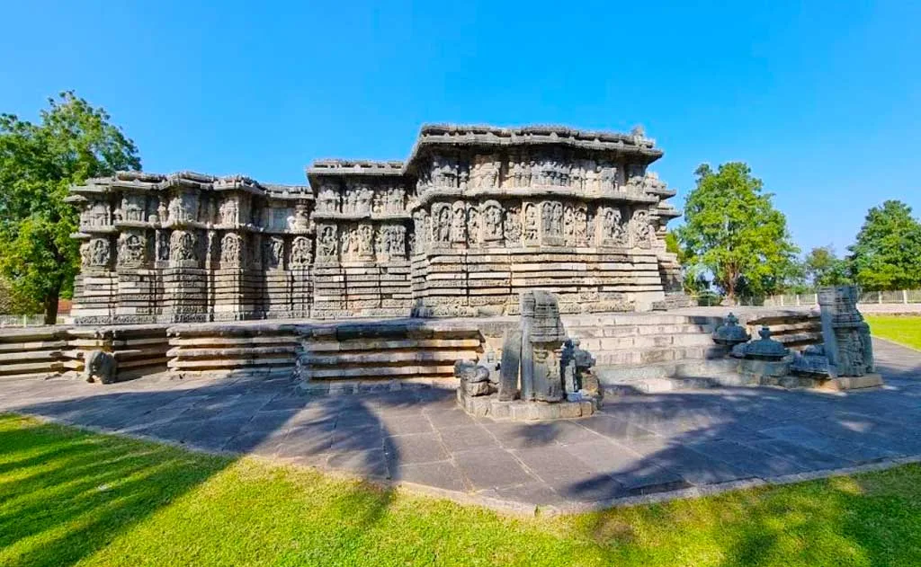 केदारनाथ मंदिर — प्रांगण