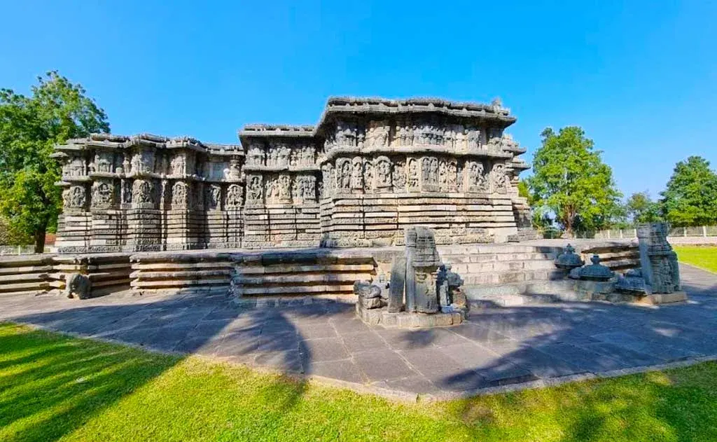 केदारनाथ मंदिर — प्रांगण