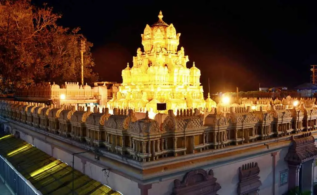 प्रमुख मंदिरों में दशहरा 2026: इंद्रकीलाद्री, श्रीशैलम, तिरुमला, मदुरै, वैष्णो देवी और मैसूरु, तीर्थयात्री क्या जानें
