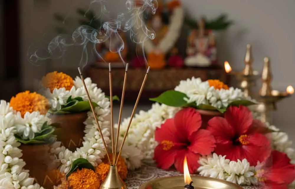 भारतीय सुगंध घर लाएँ: कार्तिक मास के लिए अगरबत्ती, कपूर और फूल — त्योहार