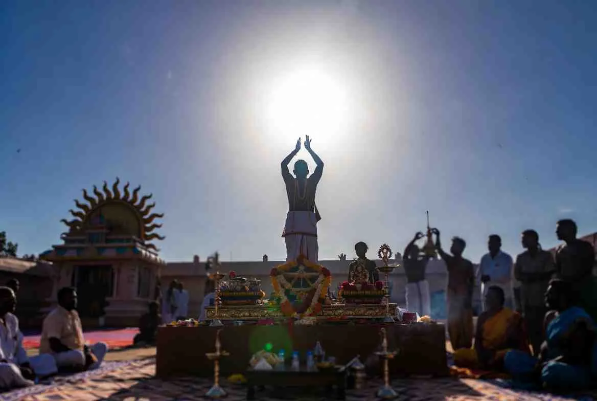 कार्तिक मास रविवार अनुष्ठान: सूर्य उपासना की पावन परंपराएँ और मंत्र — त्योहार