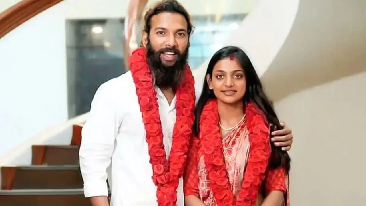 महाकुंभ वायरल गर्ल मोनालिसा भोसले नाबालिग साबित, पति फरमान खान पर POCSO FIR दर्ज | NCST जांच — News