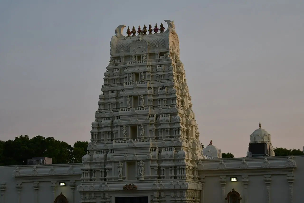मैसाचुसेट्स के एशलैंड में श्री लक्ष्मी मंदिर का सफेद गोपुरम, संध्या के समय