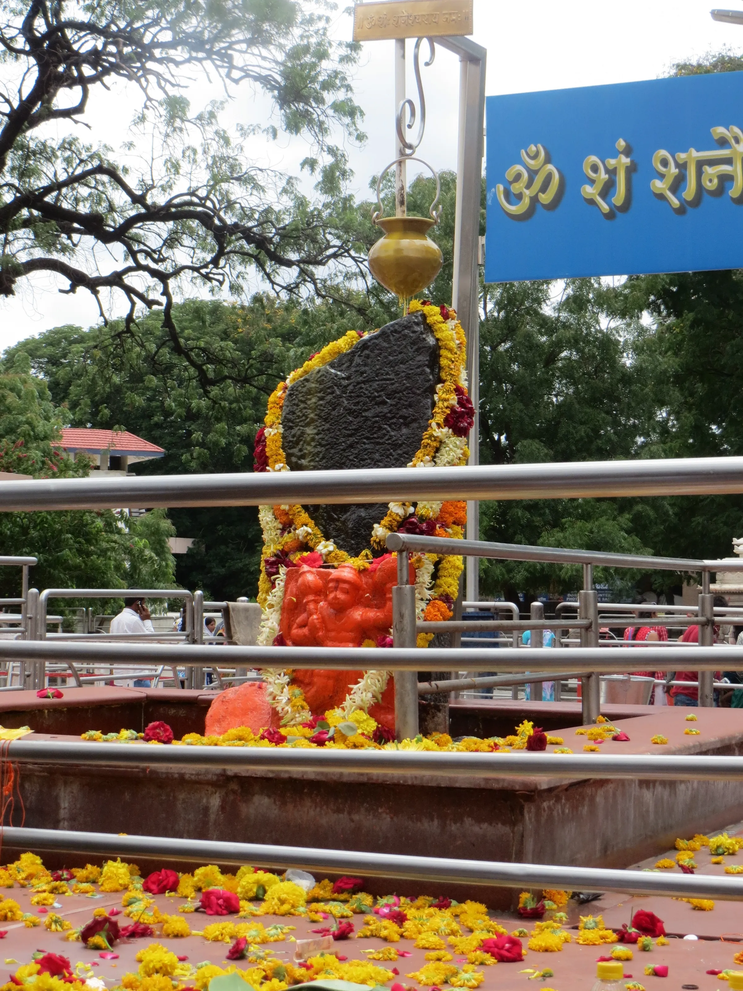 शनि देव पूजा विधि: संपूर्ण अनुष्ठान, मंत्र और शनिवार व्रत गाइड — पूजा, श्लोक और मंत्र